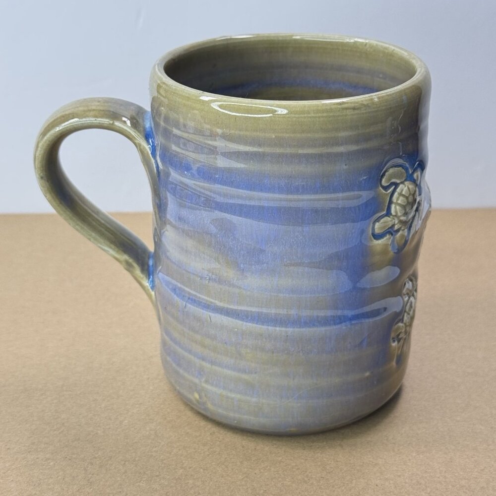 Hawaii Mug Turtles Embossed 3D Blue Khaki Ben Diller Pottery Signed 2001 - Picture 2 of 9